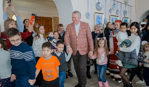 Подарки, новогодний спектакль, Дед Мороз и Снегурочка…